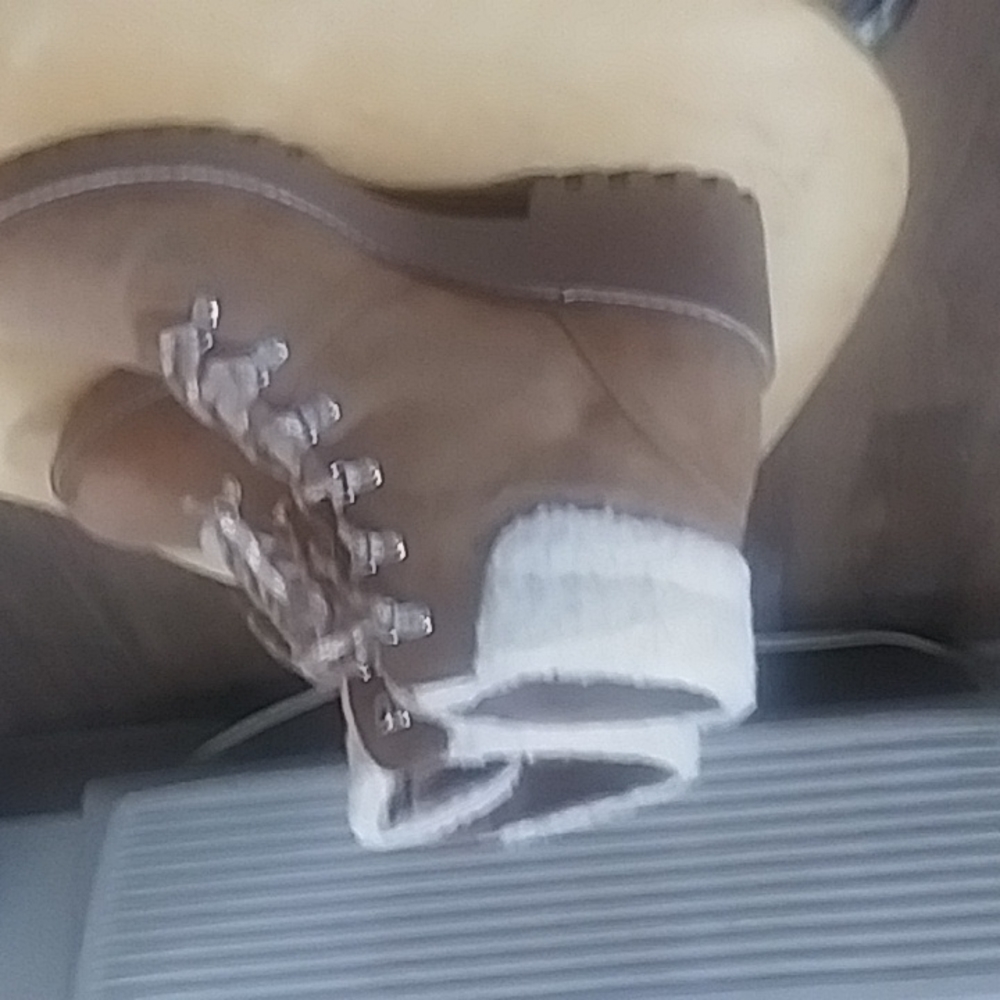 Womens boots with white fur